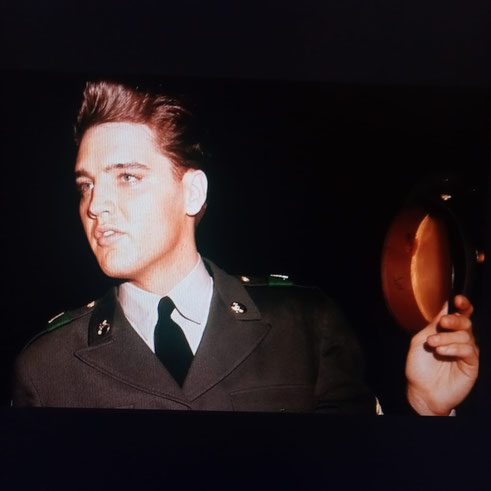 Foto inedita di Elvis in divisa militare da libera uscita