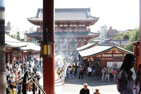 Senso-ji Tempel Tokio, Räucherstäbchen, Vorplatz