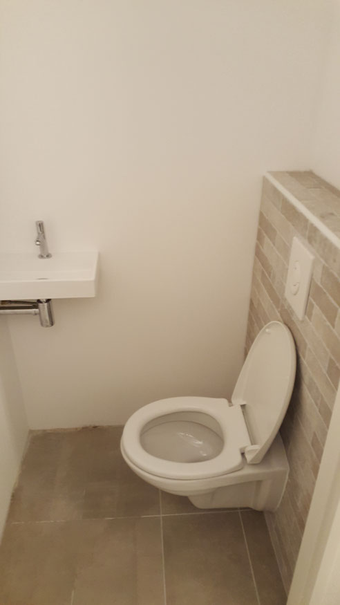 In dit huis zowel beneden als boven exact hetzelfde toilet gemaakt.