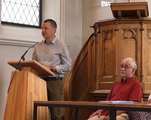 Tobias Moser (links) stellt sich der Kirchgemeinde vor; rechts im Bild Kirchenpflegpräsident Kurt Willi (Bild: buebikernews)