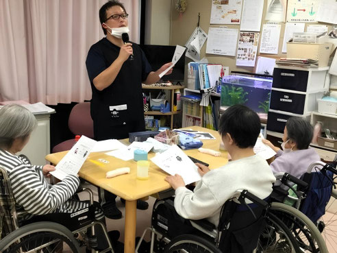 職員が生涯学習として調べているメダカ について、利用者に講義をする様子の写真