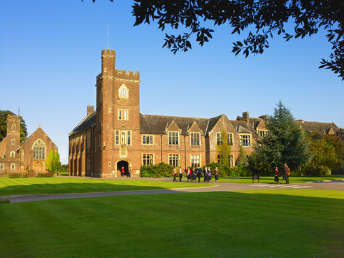 bâtiments classiques d'un college anglais au Royaume-Uni à la campagne