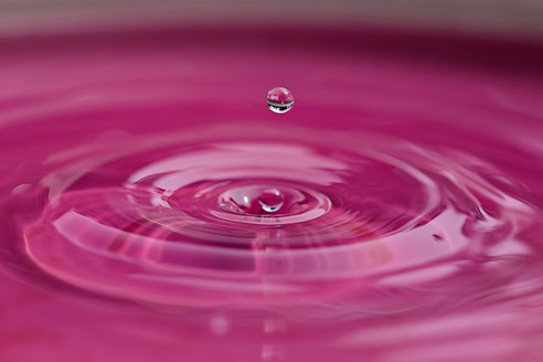 Rosa Tropfen, wie bei den Artelac Rebalance Augentropfen (Sicca Syndrom, Trockene Augen)