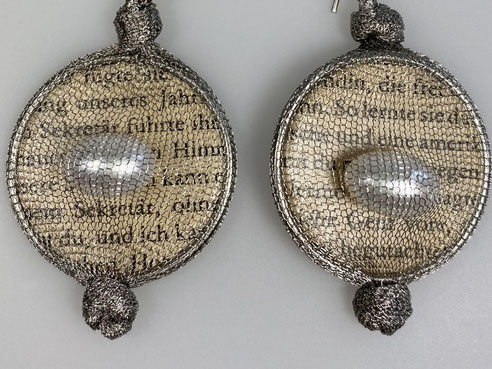 Ohrringe, Edelstahlnetz, Papier aus einem Buch, Perlen, Design: Natascha Reichel