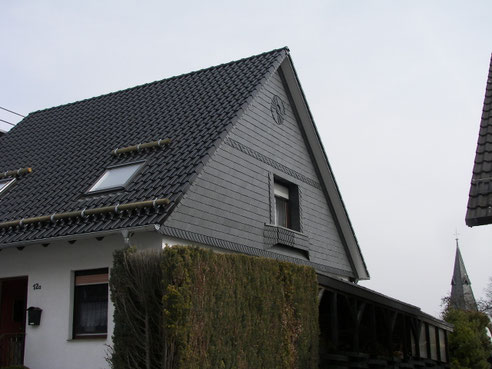 Seitenansicht Naturschiefergiebel Schuppenschablonendeckung 19/24