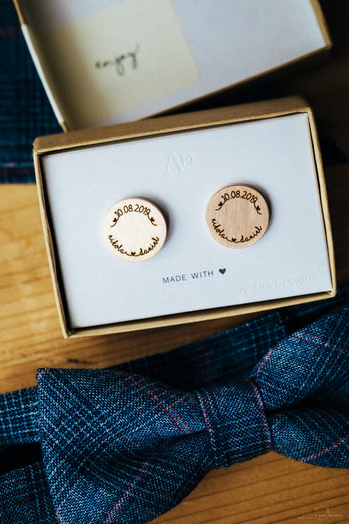 Manschettenknöpfe Hochzeit Holz mit Namen und Datum / Hochzeitsideen