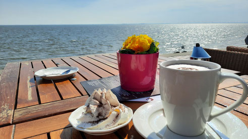 Kleine Kaffeepause an der Promenade in Wilhelmshaven