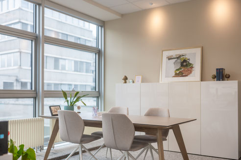 Büroräumlichkeit in der Kanzlei mit Tisch und Sesseln, Kommode im Hintergrund