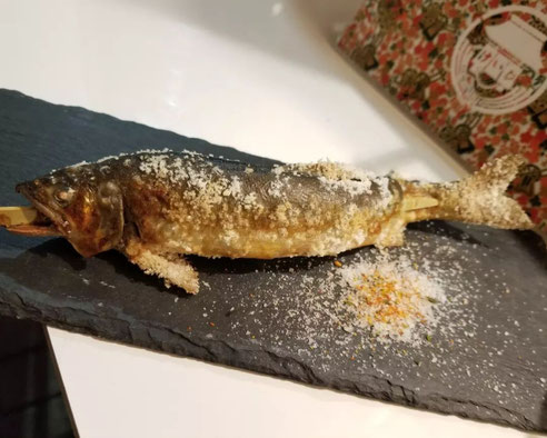 屋台：けいじ、料理：鮎の塩焼き