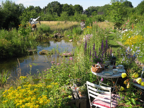 Naturgarten im Sommer: Bunter Genuss mit Mehrwert!