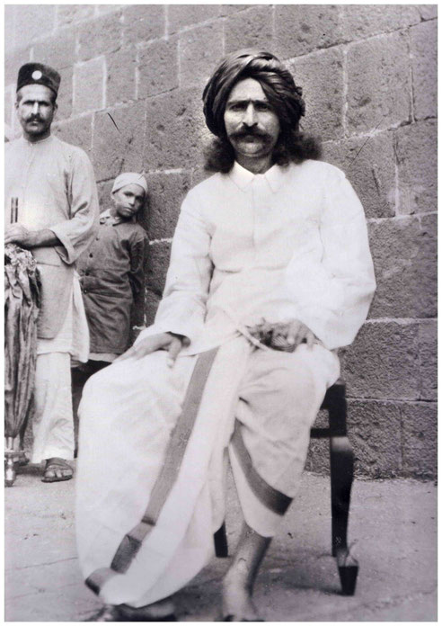 1928 : Meher Baba with Baidul and boy student. Courtesy of LP p.20