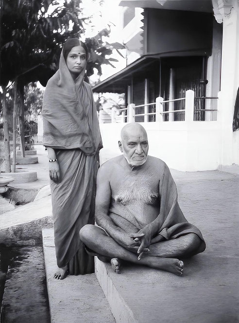Godavrimai with Perfect Master Upasni Maharaj. Image courtesy of Lord Meher - LM V5 p.1848. Image enhanced by Anthony Zois.
