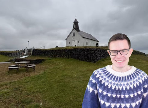 Philipp im Lopapeysa an der Strandarkirkja