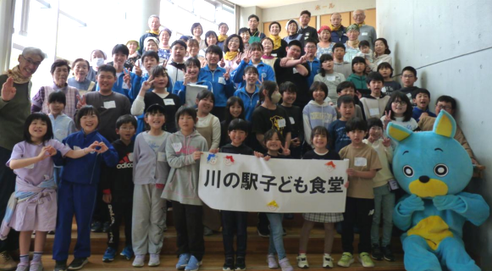 写真　令和７年５月　第１回「川の駅子ども食堂」開催時の集合写真の画像