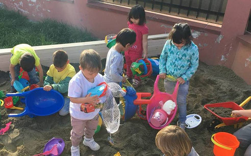 Die Kinder spielen ausgelassen auf dem Hof vom Kinderhaus