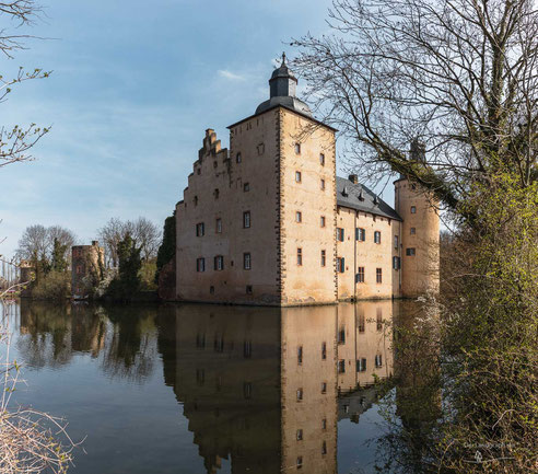 Burg Veynau in Euskirchen im Rheinland mit Spiegelung im Schlossgraben (Architekturfotografie Burgen & Schlösser)