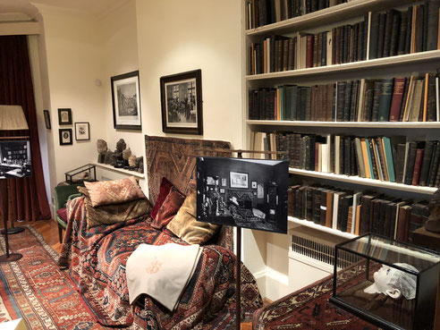 Die Couch, die Freud in Wien benutzte, steht heute im Londoner Freud Museum.