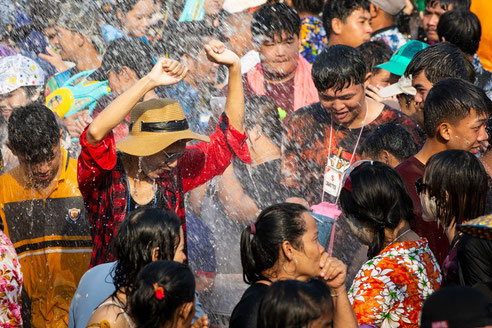 Beim Neujahrsfest in buddhistischen Ländern  wie Thailand spielt das fröhliche gegenseitige Bespritzen mit Wasser eine wichtige Rolle.   