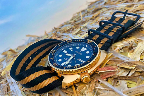 Reduced Seatbelt Nato PVD »Goldfinger« an Seiko SRPC44 Golden Turtle