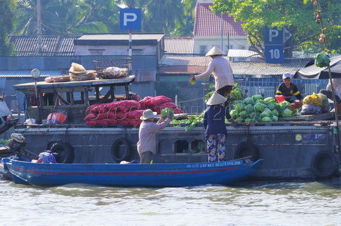 Deux bateaux sur le marché flottant de Cai Rang dans le sud du Vietnam sur le Mékong