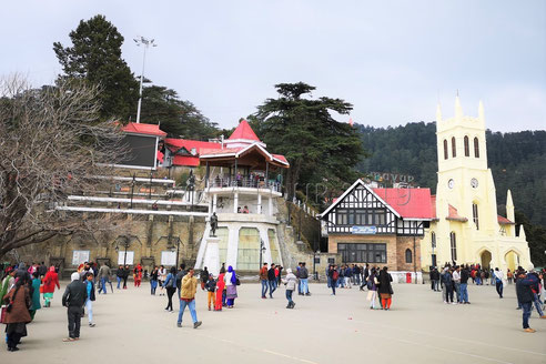 Le Ridge à Shimla est une grande place avec une église et un bureau de poste