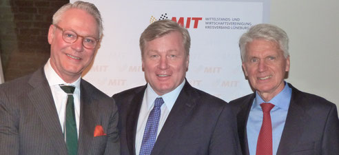 Peter Luths (l.) begrüßte als besonderen Gast der 25. „Gespräche MIT Genuss“ den CDU-Spitzenkandidaten Bernd Althusmann (m.) und den ehemaligen MIT-Bundes- und -Landesvorsitzenden Josef Schlarmann, besonderer Gast der ersten „Gespräche MIT Genuss“