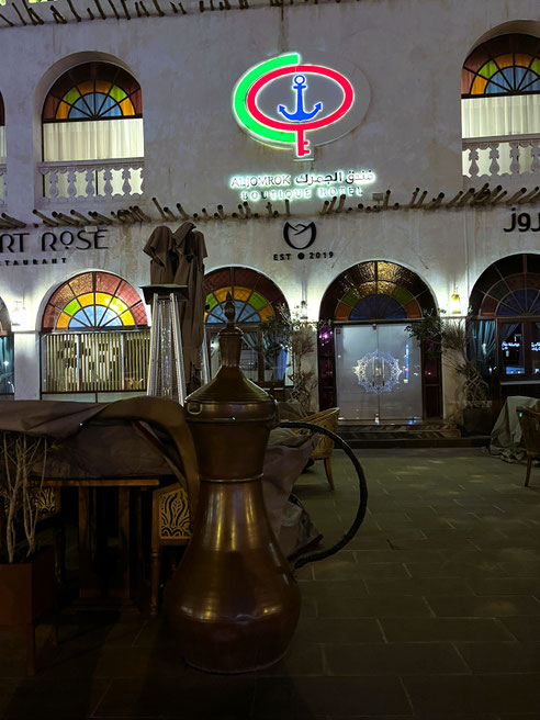 una riproduzione della caffettiera turca al souq di Doha di notte