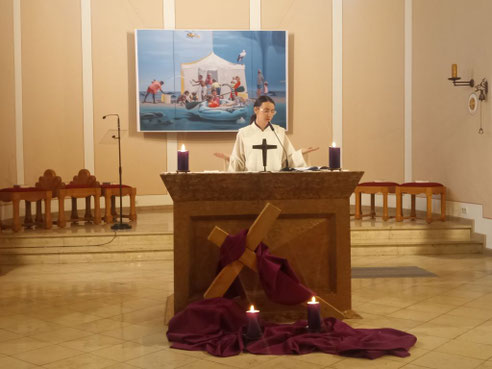 Pastoralreferentin Elena Giannis betet während der Frühschicht am 11.03.2026 hinter dem Altartisch stehend mit Blick zur Gemeinde