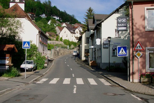 Rechts das Hotel Eberhard, gegenüber die Schnapsbrennerei Wunder