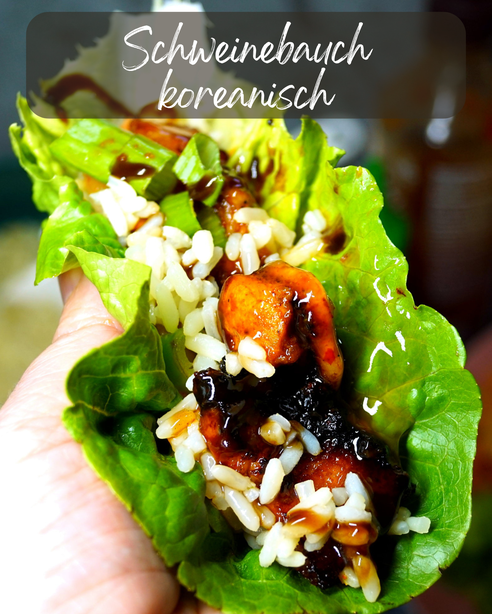 gegrillter Koreanischer Schweinebauch in Salat mit Reis und Kimchi