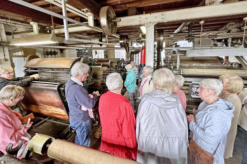 LandFrauen aus Preetz bei einer Führung durch die Wollspinnerei Blunck