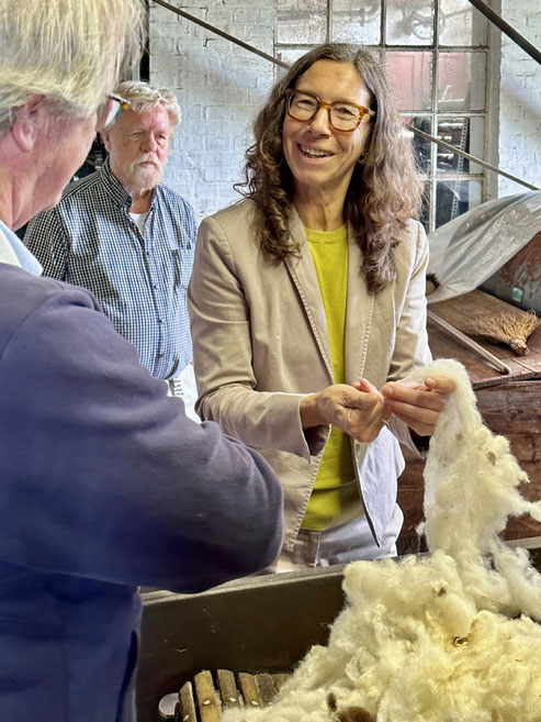 LandFrauen aus Preetz bei einer Führung durch die Wollspinnerei Blunck