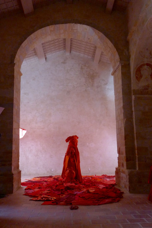 "La Grande Dame" sculpture textile et installation / Rouge / Caroline Delannoy / Chapelle de Besplas Villasavary