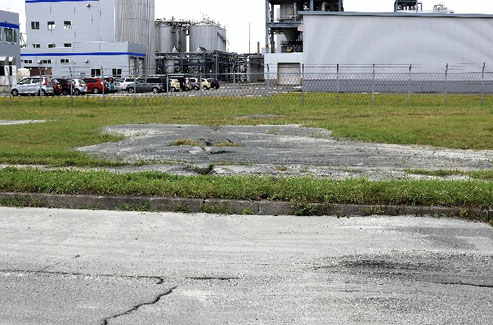 写真3　苫東厚真火力発電所のある埋立地の液状化現象(撮影：陶野郁雄)