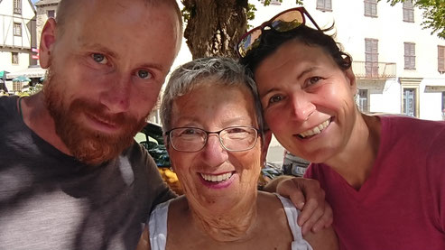 Hier bin ich 2018 in Estaing, Frankreich (mit den Pilgerinnen Elisabeth und Evelyn)