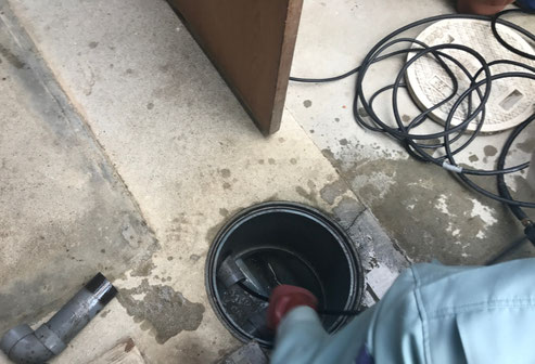 専用の高圧洗浄機を使用し、排水管内部の汚れや油脂を洗い流していきます。