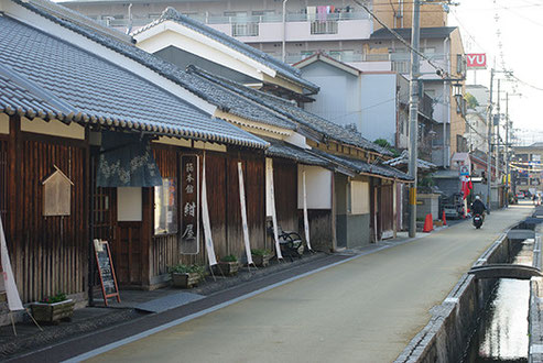 これは染物屋さんでしょうか?暖簾がいい趣です
