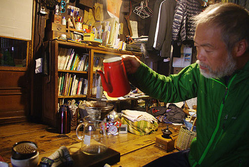 充幸さんによるネルドリップコーヒー(若干寝ぼけ眼!?)。松江の松浦珈琲のコーヒーを戴きました