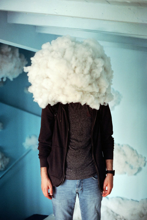 Photo d'un homme avec sa tête dans un nuage de coton, pour illustrer l'article de blog mariage "Ce qu'on ne vous dit pas sur l'organisation de mariage", par My Daydream Wedding, wedding planner et designer sur Lille, Paris et la France
