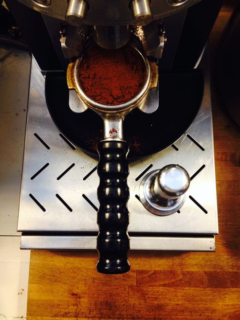 Kaffee gemahlen vor dem Tampen