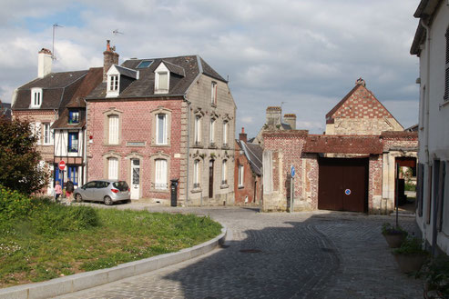 Bild: Typische Backsteinhäuser in der Oberstadt von Saint-Valery-sur-Somme