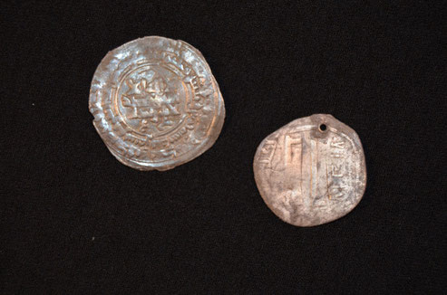 Deux monnaies d'argent provenant probablement d'un lieu lointain comme l'Afghanistan. Crédit : Museum Silkeborg