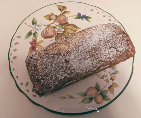 Banana Bread servito sul piatto da portata