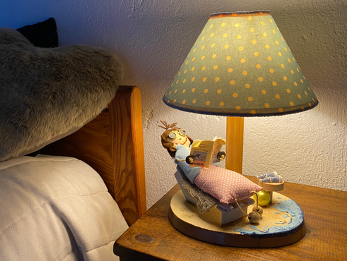 Lampe enfant avec petite poupée cousue main. Un luminaire artisanale.