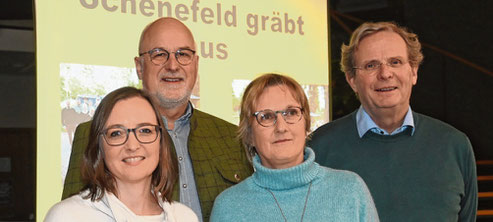 FREUTEN SICH ÜBER DIE GELUNGENE SUCHGRABUNG: (V.L.) ILKA RAU, JOHANN HANSEN, KATRIN SCHÖPS UND CLAUS VON CARNAP-BORNHEIM.