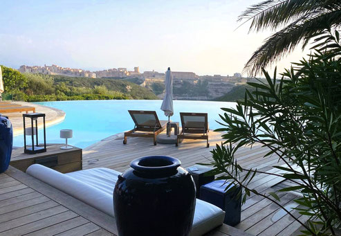 Blick von unserem Hotel mit Poolanlage nach Bonifacio