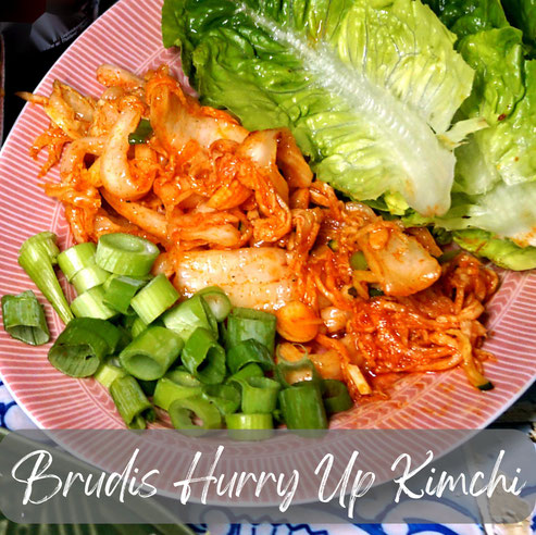 Sommerkimchi aus Chinakohl, Karotte und Zwiebeln wird nicht fermentiert und schmeckt schon nach kurzer Zeit