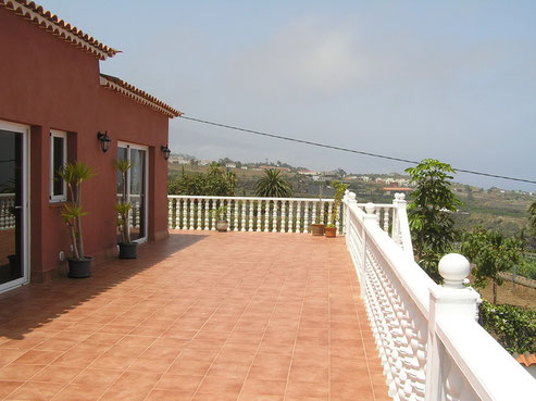Blick von der 150qm großen Terrasse über den Garten auf das Meer und die Nordküste von Teneriffa.