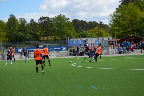 Der Senner Kapitän Lars Trapp (Nr. 8 - hier im Luftkampf) gehörte zu den herausragenden Akteuren des kleinen Waldbadexpresses beim 10:2-Kantersieg über Kickers Sennestadt.