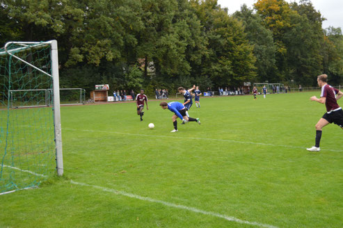 Timon Finger hat den Torwart überwunden und trifft zum 2:0